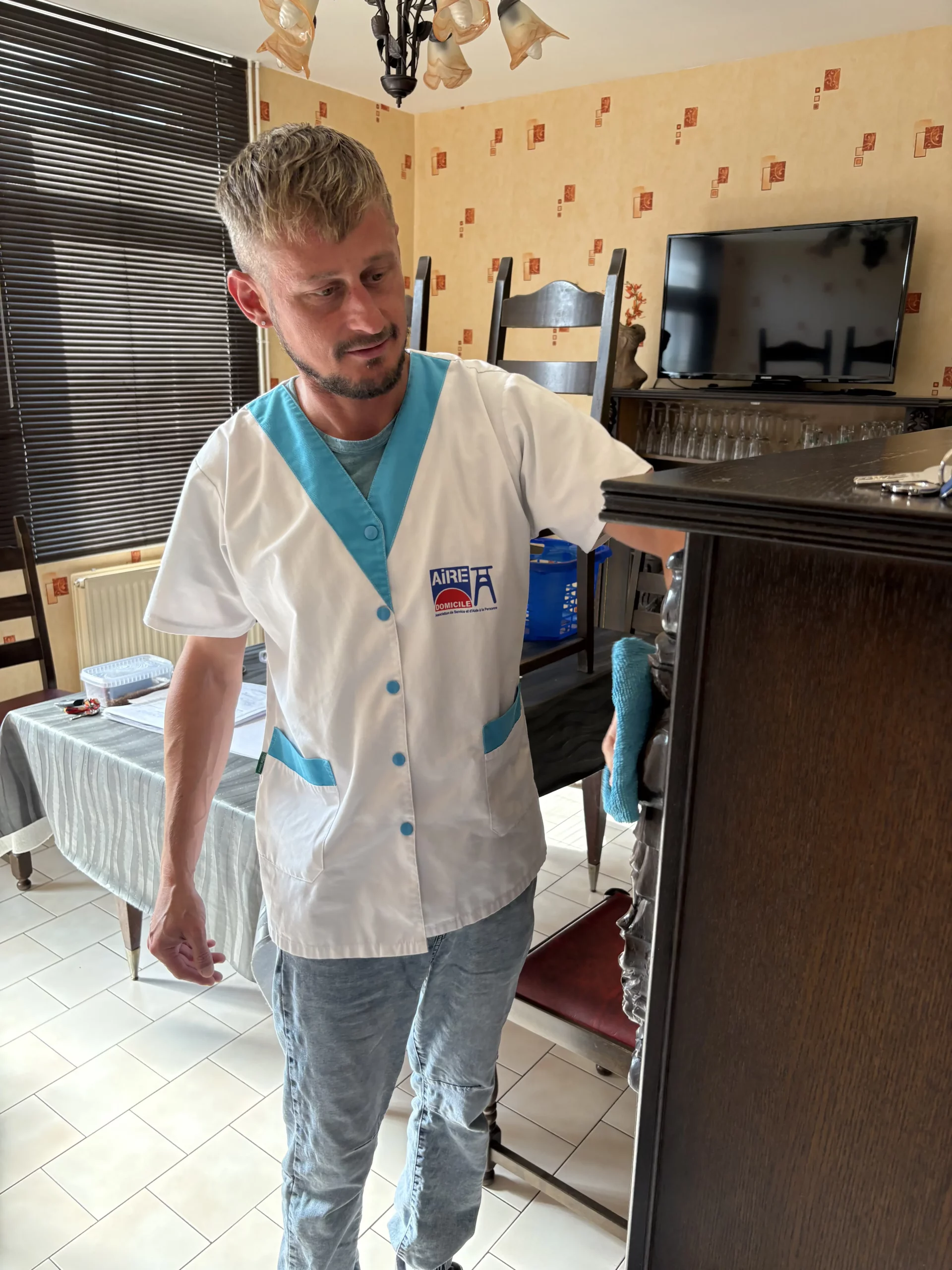 Un auxiliaire de vie d AIRE DOMICILE en intervention