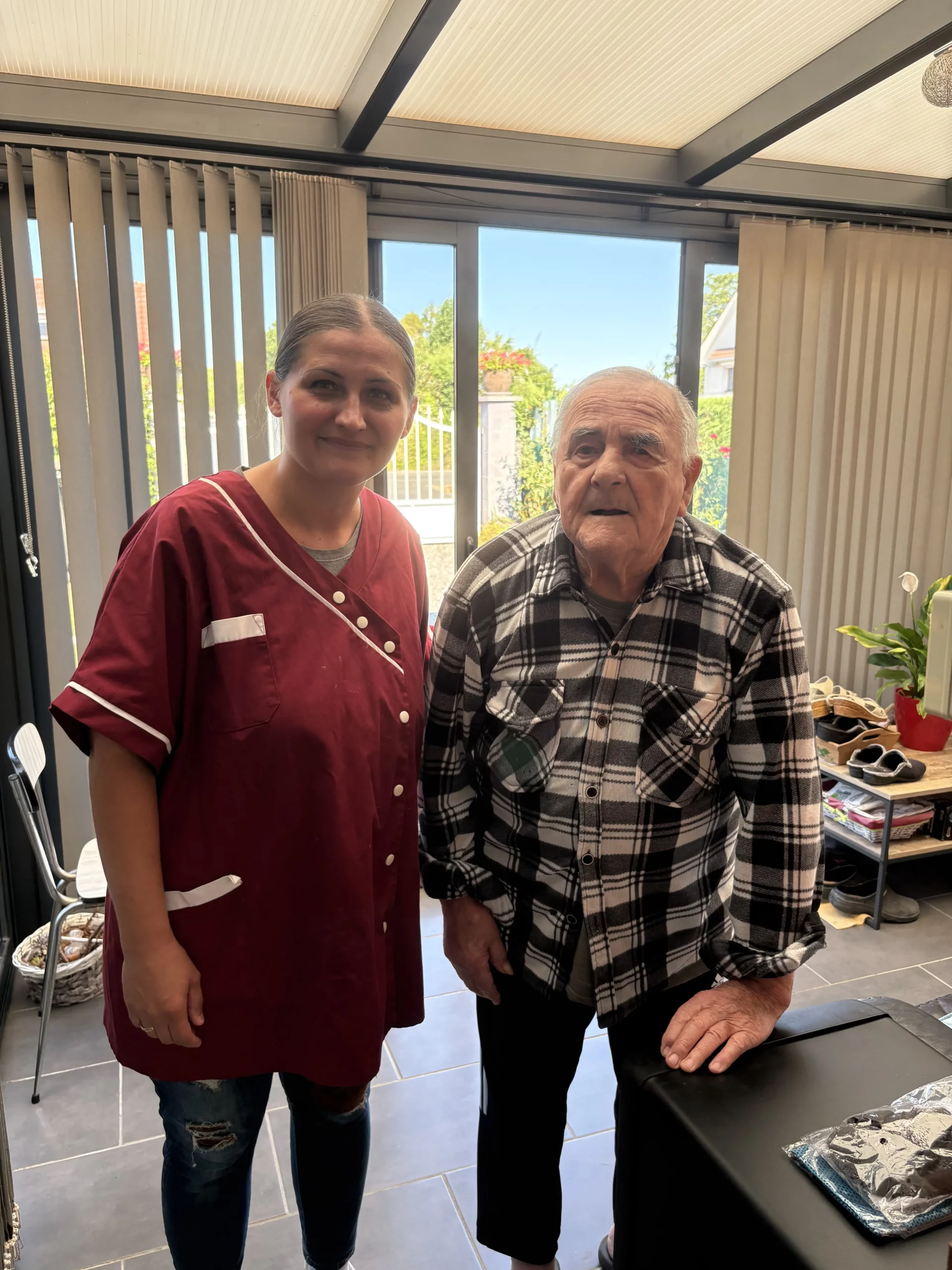 Une auxiliaire d AIRE DOMICILE accompagne un beneficiaire